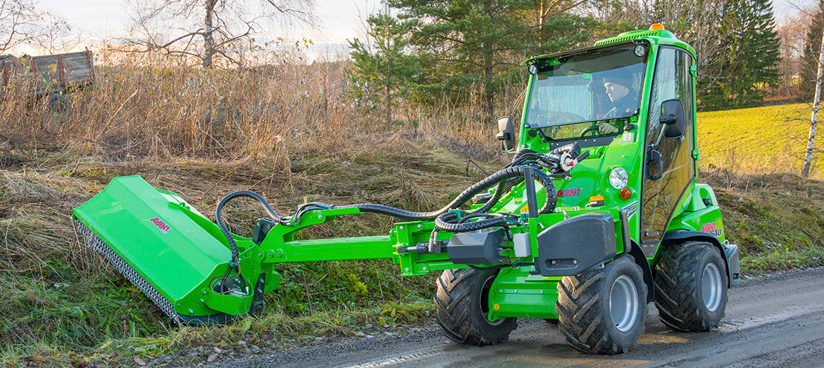 Flail mower with hydraulic side arm